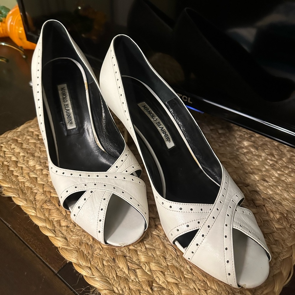 White, Manolo Blahnik pumps, 41-1/2 R, 41 L